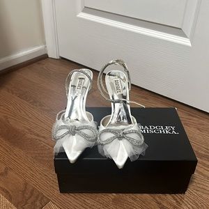 Badgley Mischka Collection Sacred Bow Pump (Women)
SOFT WHITE, Worn once